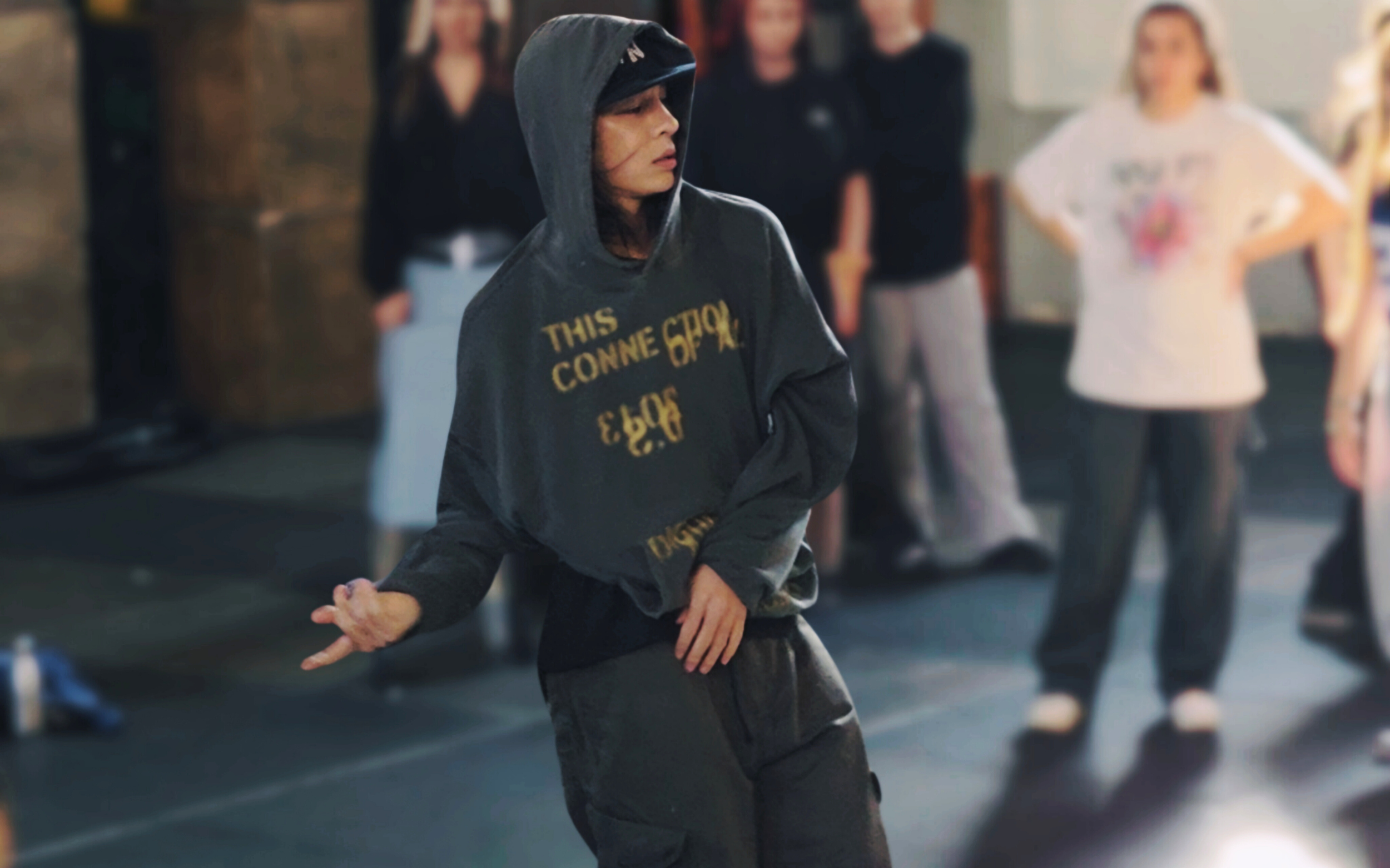Alexx performing the choreography taught during Day 1 (by Koreaculture.gr)