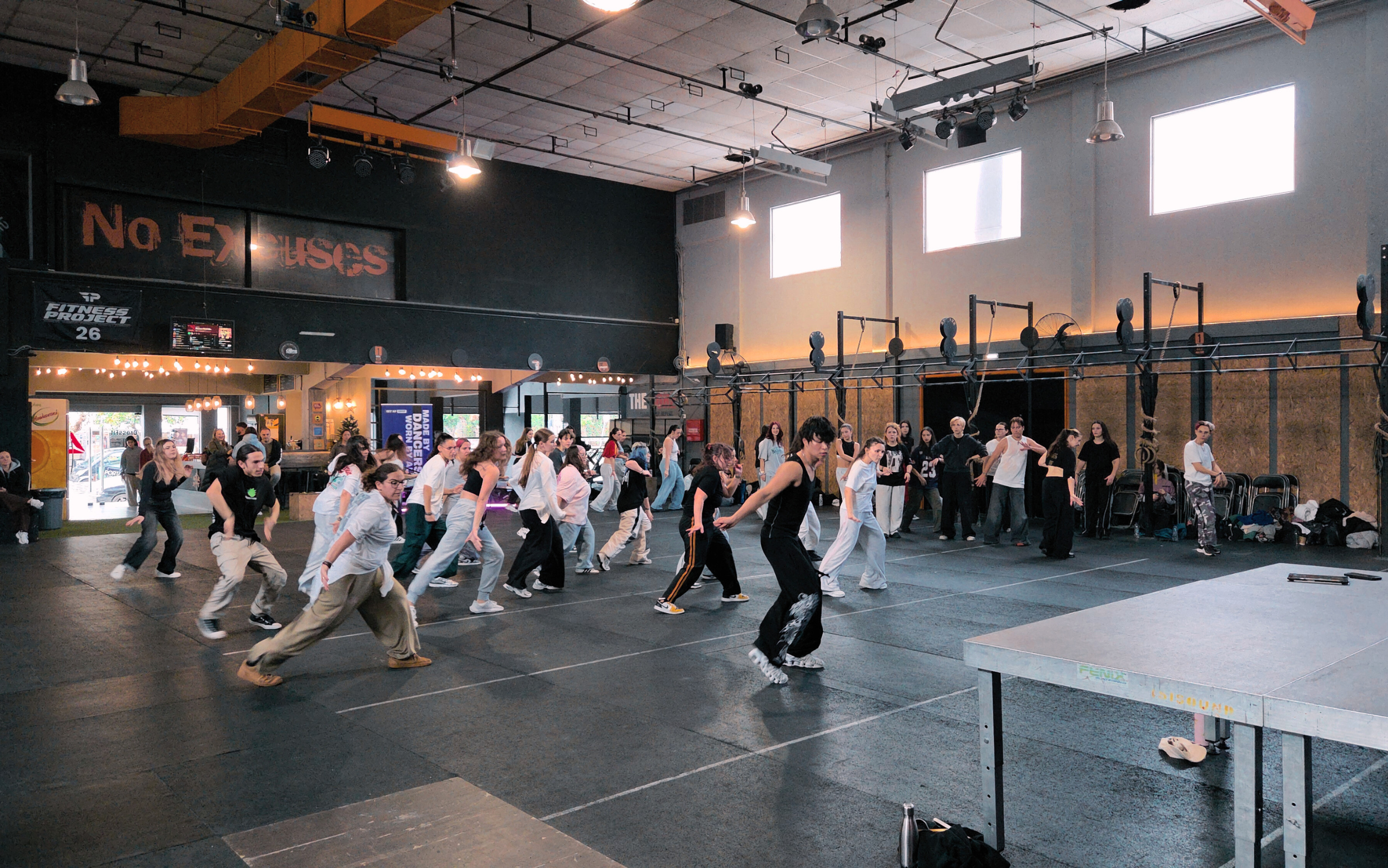 Yechan working closely with dancers throught the class (by Koreaculture.gr)