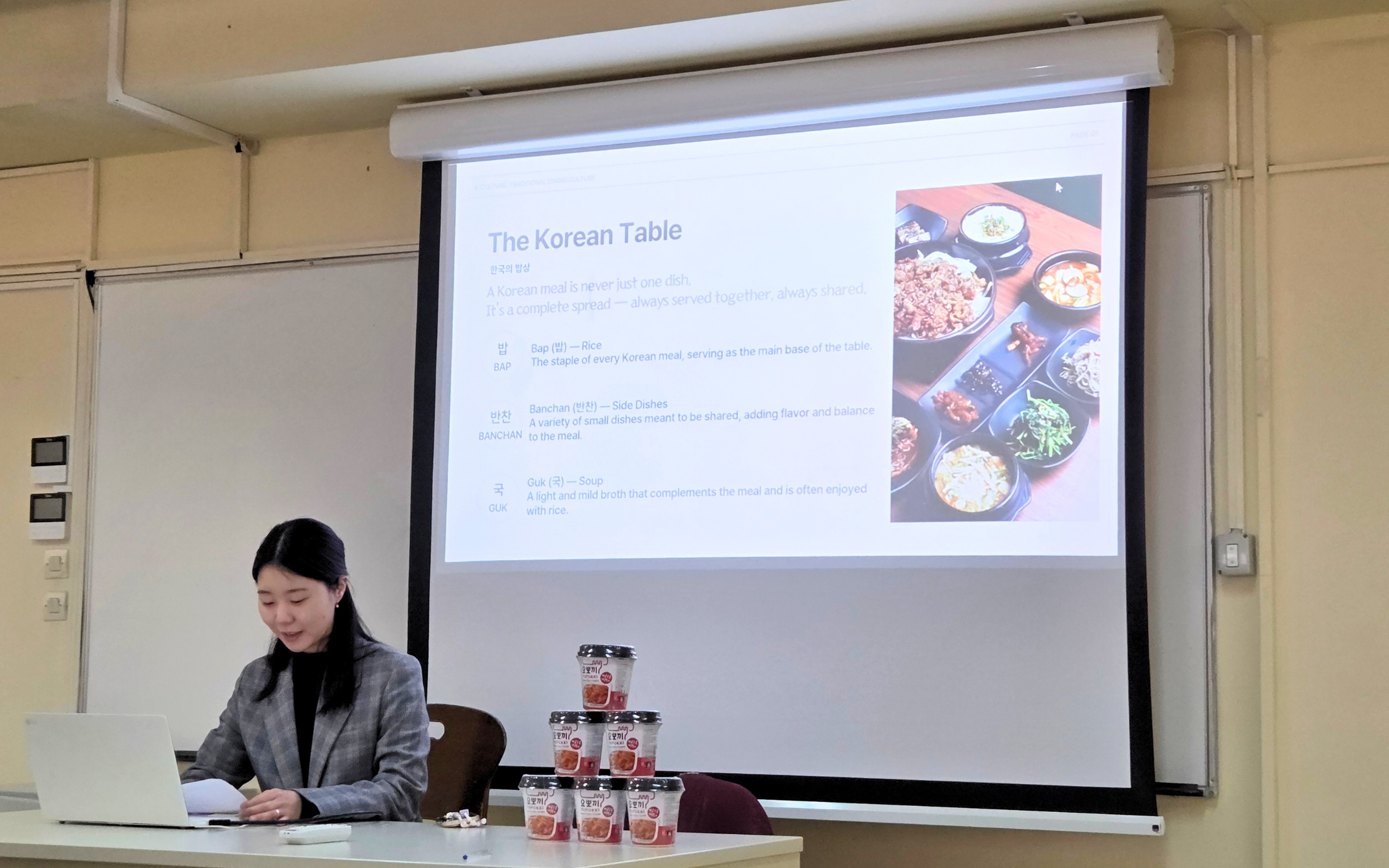 Ms. Miran Yang delivers the presentation on Korean dining culture during the “Korean Culture Day - Korean Food & Dining Culture” event at the Foreign Language Center in Athens, organised by the Korean Embassy, on April 3 (by Koreaculture.gr)