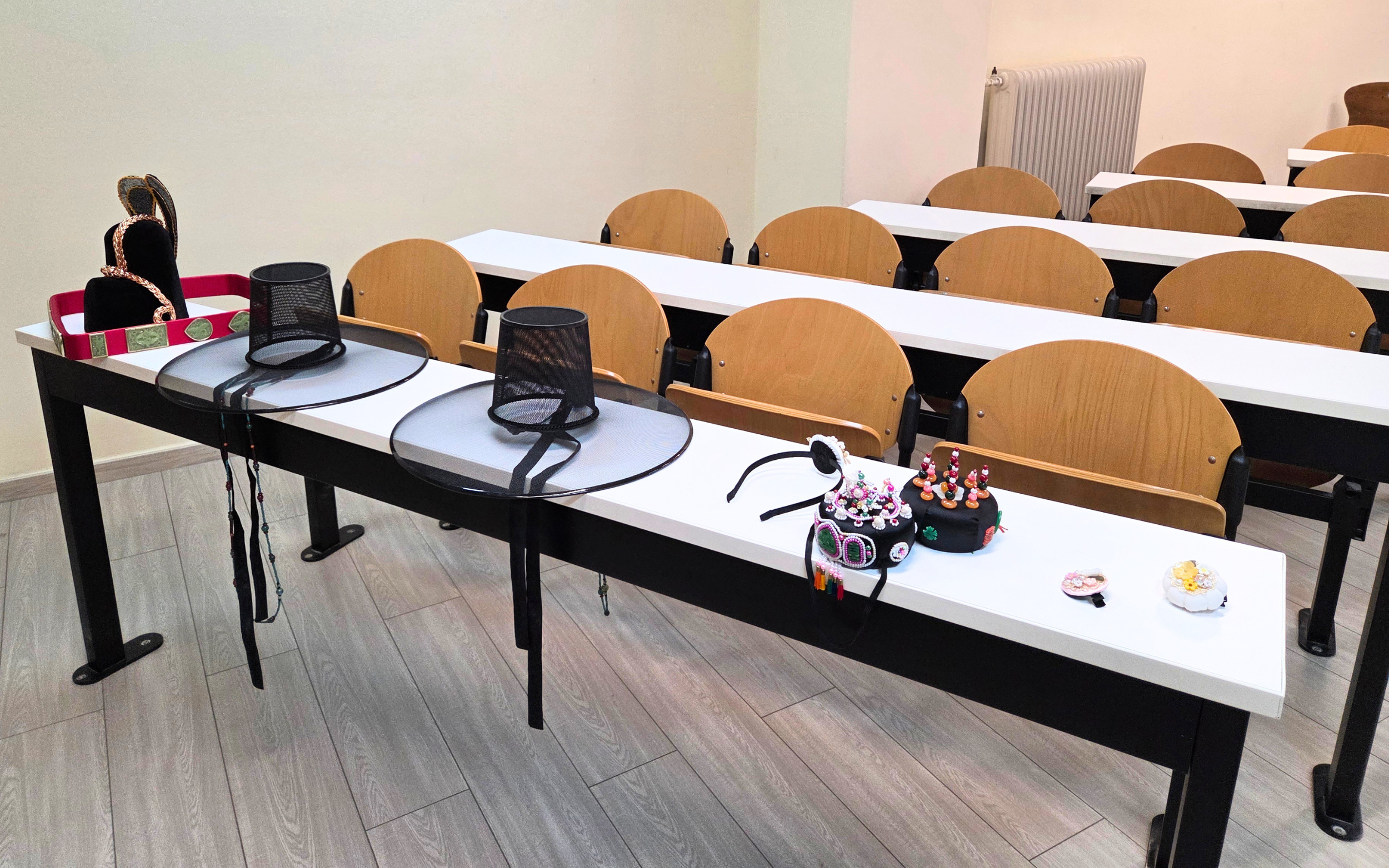Traditional Korean hats and jewelry on display at the Foreign Language Center in Athens as part of the “Korean Culture Day - Korean Food & Dining Culture” event, on April 3 (by Koreaculture.gr)