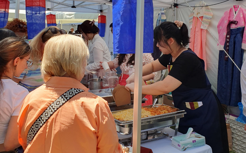 People lining up to buy kimchi fried rice at Korea's booth (by Antigoni Pappa)